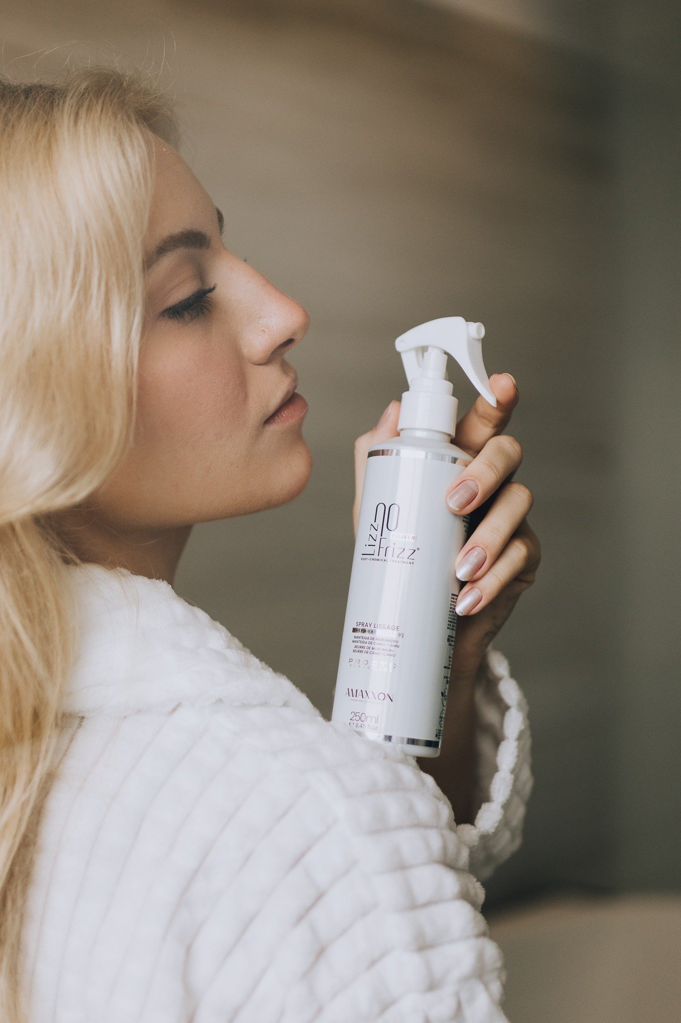 Modelo com o spray Lizz No Frizz da Amaxxon